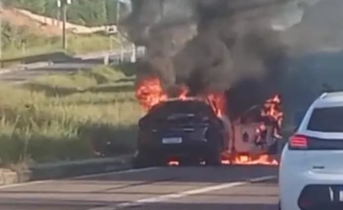 VÍDEO: Carro pega fogo e assusta motoristas em avenida de Manaus