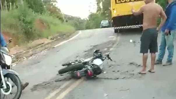 IMAGENS FORTES: Motociclista morre após colisão com ônibus escolar em Coari