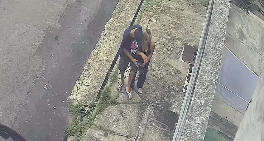 VÍDEO: Câmeras flagram mulher sendo assaltada sob ameaça armada em rua de Manaus