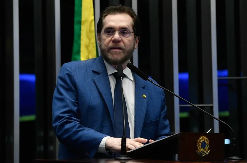 “Ele acha que pode enfrentar o Trump, então é um perigo pra nós”, declara Plínio sobre presidente Lula