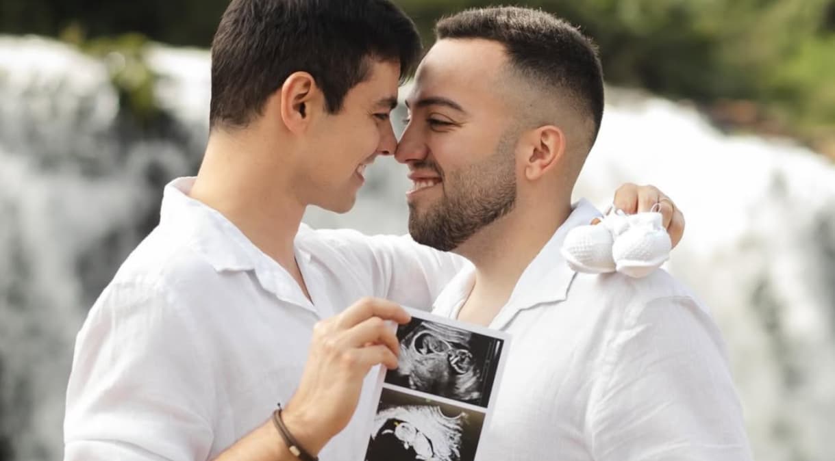 Lucas Rangel e marido anunciam chegada do 1º filho: “Agora seremos três”