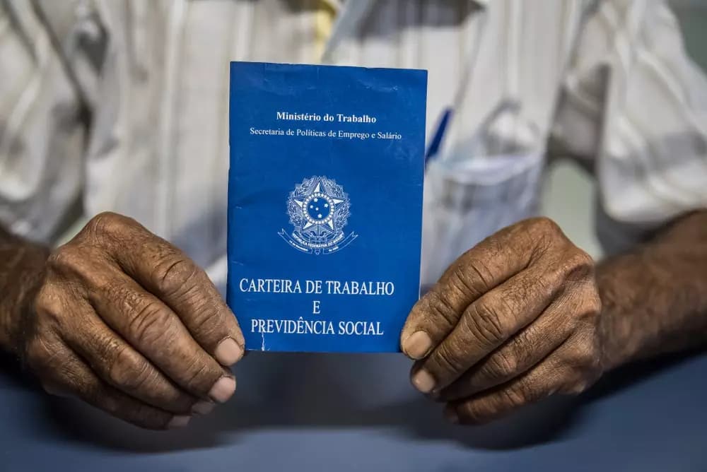 Desemprego fecha agosto em 5,6%, o menor patamar da história, segundo IBGE