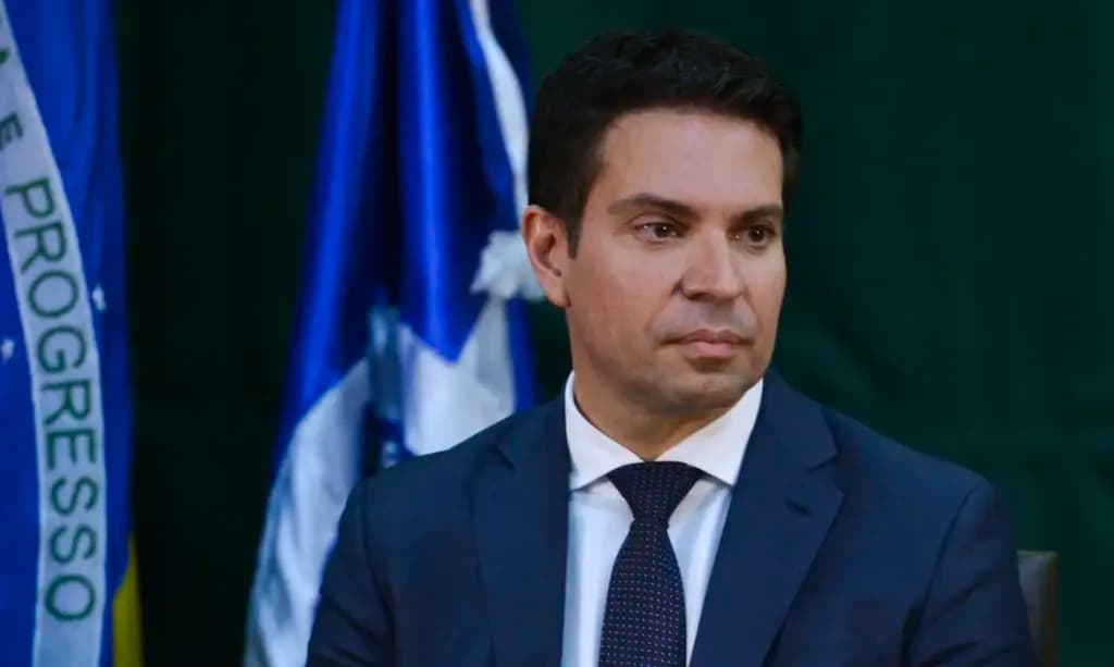 Em live no YouTube, Ramagem diz: “É lógico que não ia ficar” no Brasil para ser preso