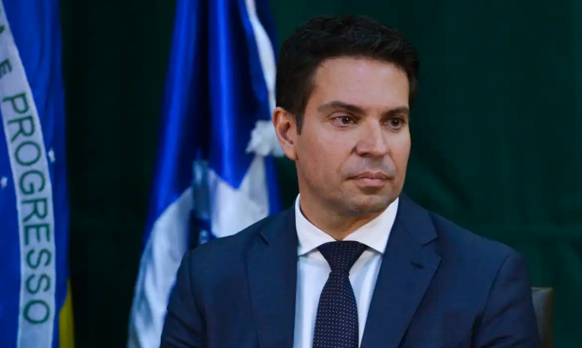 Em live no YouTube, Ramagem diz: “É lógico que não ia ficar” no Brasil para ser preso