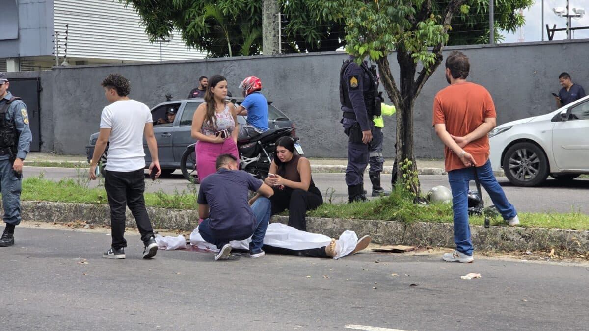 Motociclista morre ao perder controle e bater cabeça em árvore em avenida de Manaus