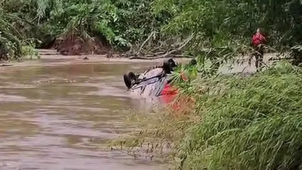 Casal morre após tentar atravessar área alagada por chuvas e ficar preso em carro no RS