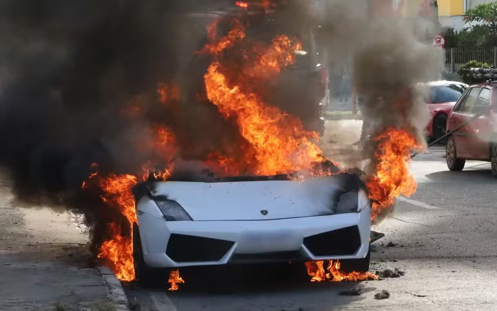 VÍDEO: Lamborghini de mais de R$ 1 milhão pega fogo em Goiânia