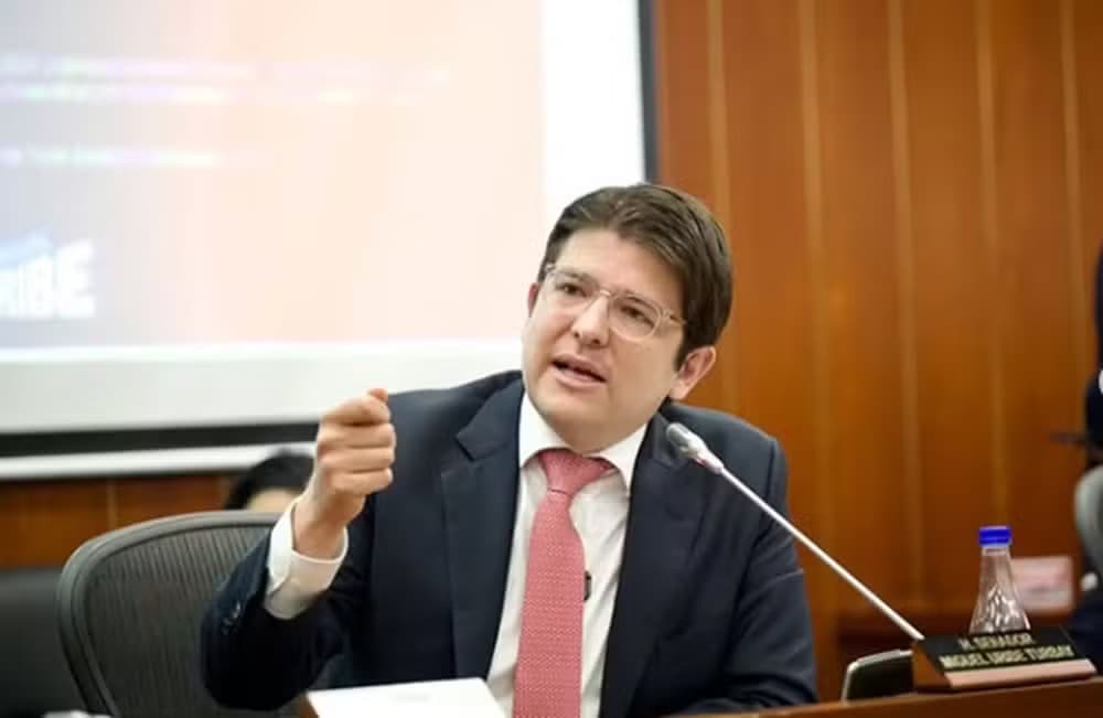 Morre Miguel Uribe, pré-candidato à presidência da Colômbia que foi baleado durante discurso