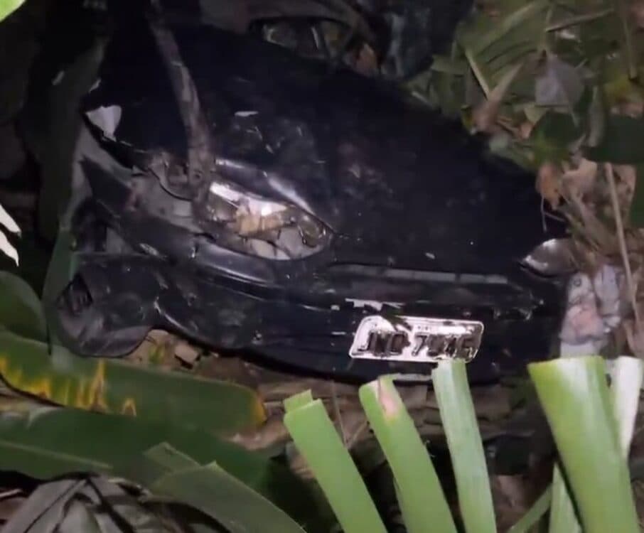 Carro despenca em barranco e deixa 6 pessoas feridas em Manaus