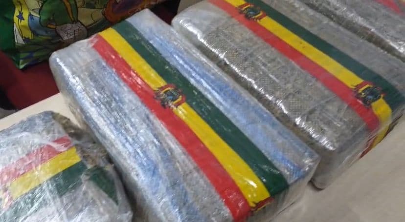 Casal é preso suspeito de fornecer drogas em Manaus