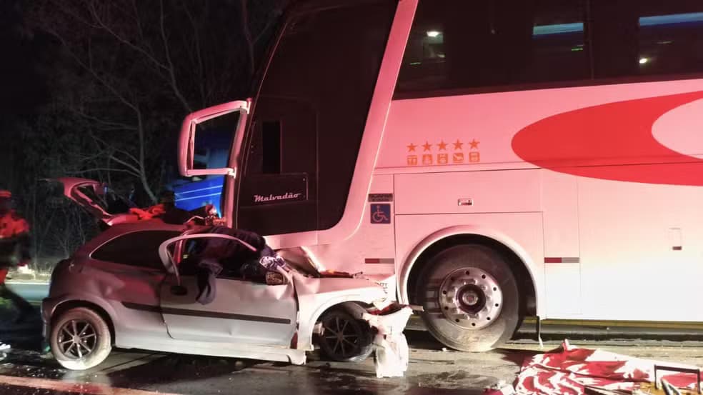 Colisão entre carro e ônibus deixa 5 mortos em Minas Gerais