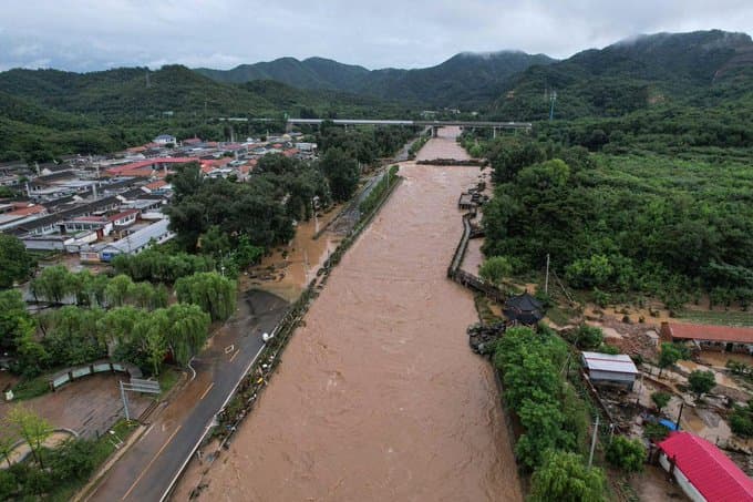 VÍDEO: Deslizamentos de terra matam 4 e deixam 8 desaparecidos na China