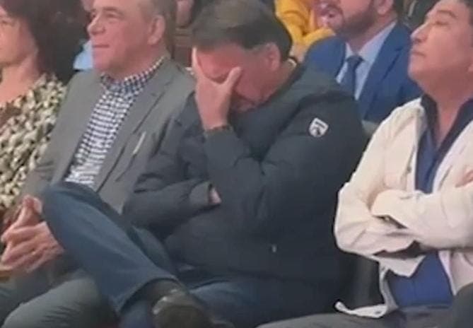 Bolsonaro chora após discurso de Michelle em culto: &#8220;Deus conhece os nossos corações&#8221;
