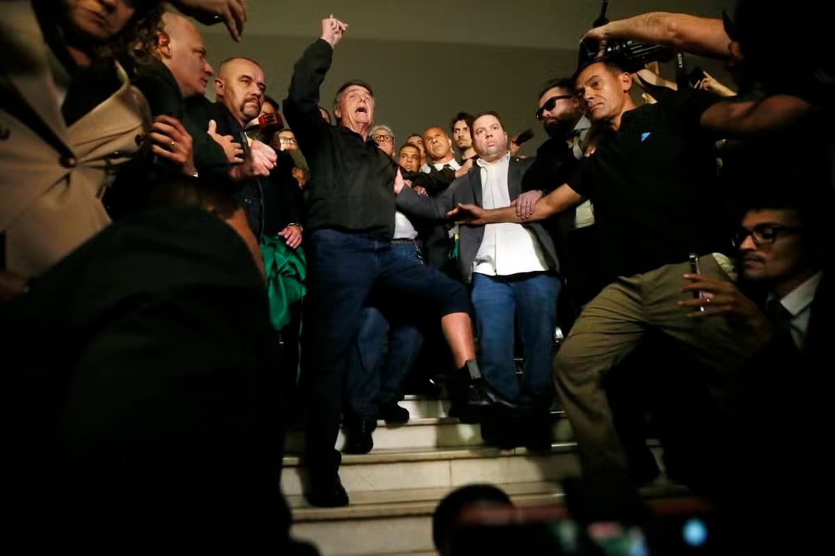 Paródia sobre tornozeleira de Bolsonaro viraliza nas redes; confira