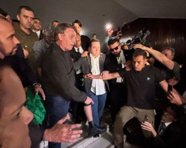 Defesa de Bolsonaro nega descumprimento de ordem e pede esclarecimento sobre entrevistas