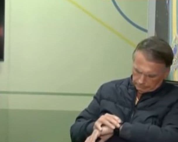 Jornalista encerra entrevista para que Bolsonaro volte para casa no horário determinado pela Justiça