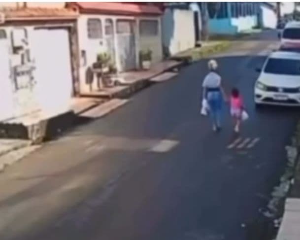 Mulher é assaltada enquanto caminhava com criança em Manaus
