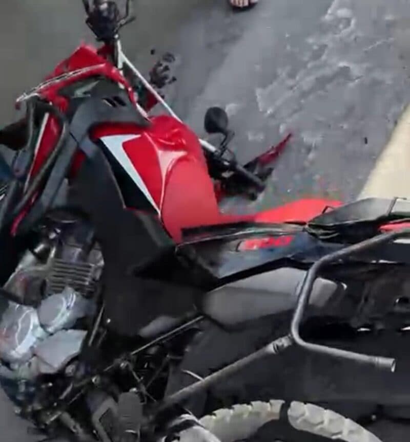 Acidente envolvendo carro e moto deixa homem gravemente ferido em Manaus; vídeo