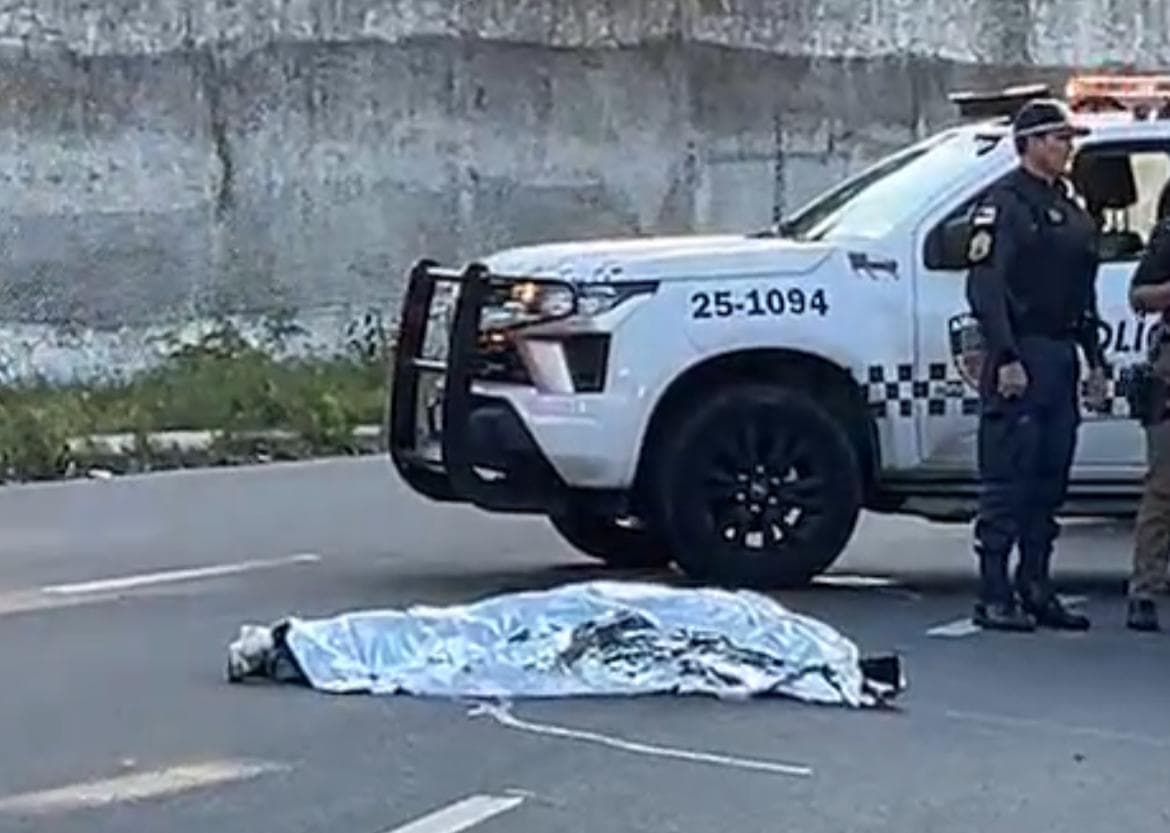 Mulher morre após perder controle de moto e bater cabeça em sarjeta em Manaus; vídeo