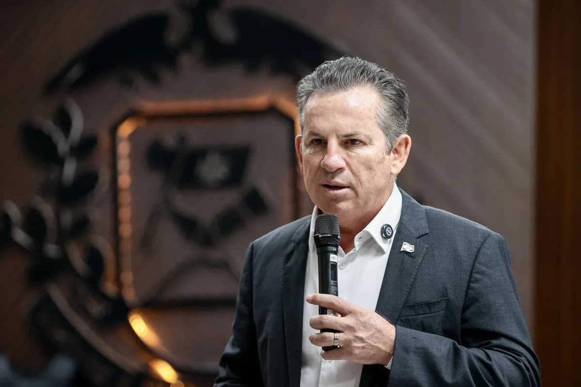 &#8220;Carlos Bolsonaro falou pela boca o que devia sair por outro lugar&#8221;, diz governador do Mato Grosso