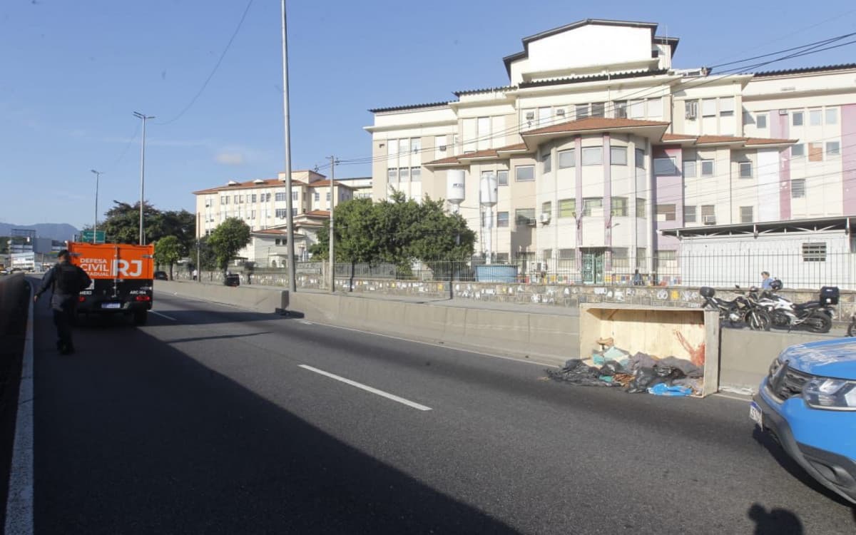 IMAGENS FORTES: Caixote de madeira com homem morto é encontrado em avenida do Rio de Janeiro