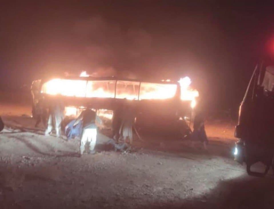 VÍDEO: Ônibus que transportava afegãos deportados pega fogo e mata 76 pessoas no Irã