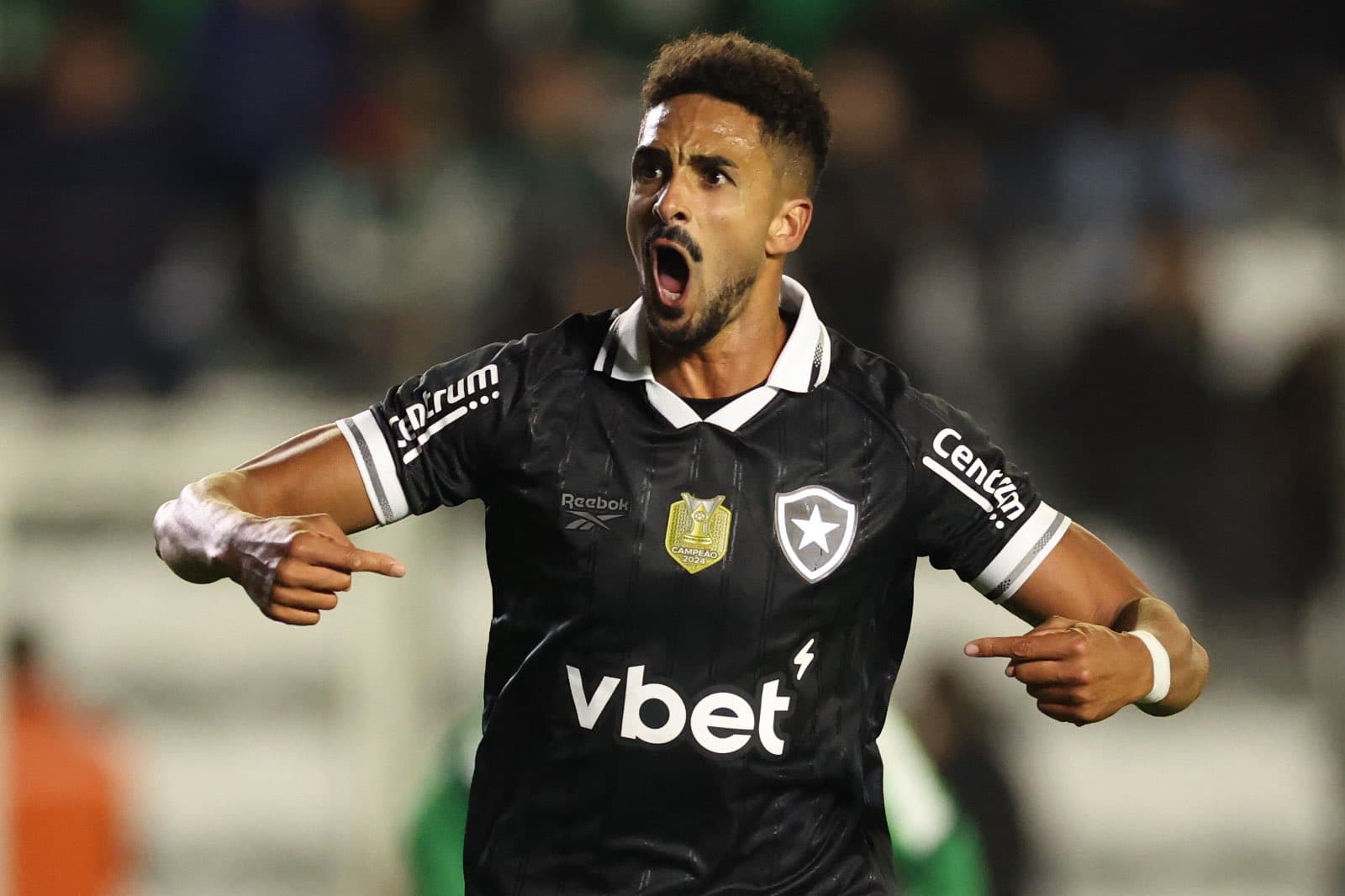 Chris Ramos brilha em estreia e Botafogo quebra tabu de 29 anos ao vencer Juventude