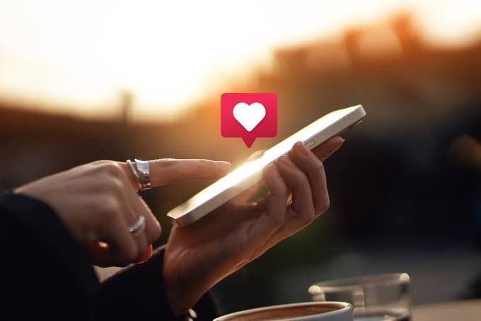 Ego-scrolling, o vício escondido nos apps de relacionamento que talvez você pratique sem saber