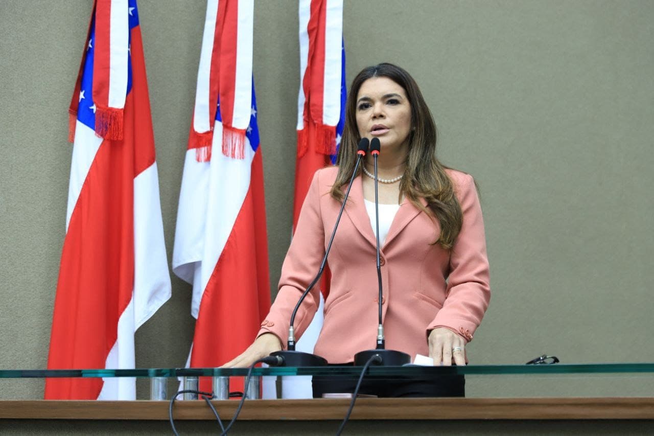 Entre leis de proteção à mulher e viagens de luxo, mandato de Alessandra Campelo gera debates sobre prioridades e coerência política