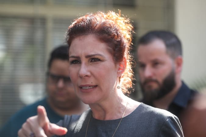 Zambelli passa mal em audiência na Itália, mas segue presa