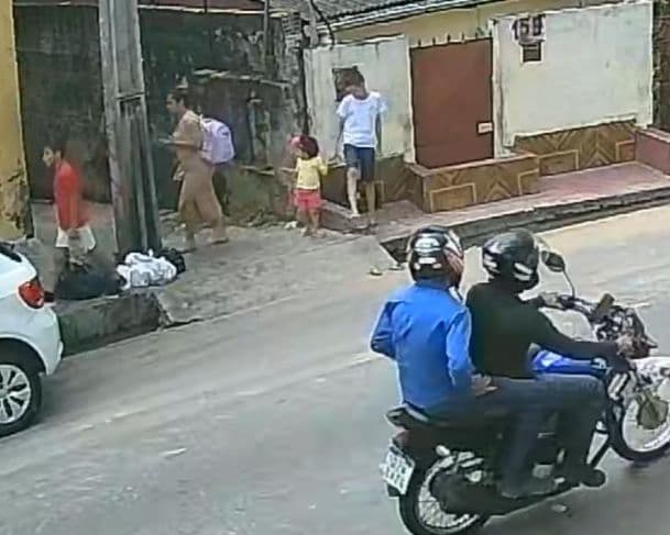 VÍDEO: Câmera flagra dupla em moto assaltando mulher na zona Sul de Manaus