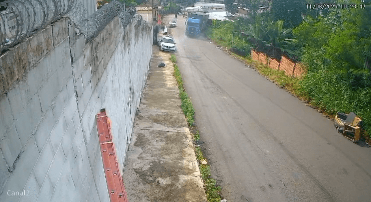 Veja momento que carreta invade casa e deixa família ferida em Manaus
