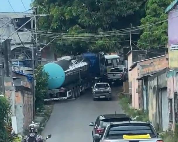 VÍDEO: Carreta fica atravessada em ladeira e complica trânsito no Coroado