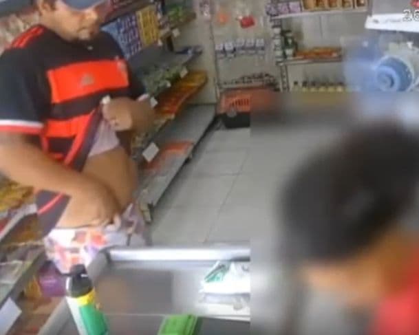 VÍDEO: Homem ameaça dar facada em funcionária de mercadinho durante assalto no Petrópolis
