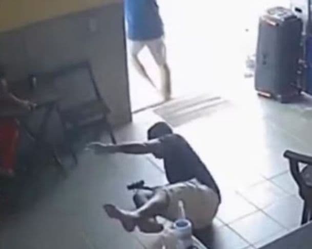 Imagens fortes: assaltante é morto por policial durante tentativa de assalto em bar