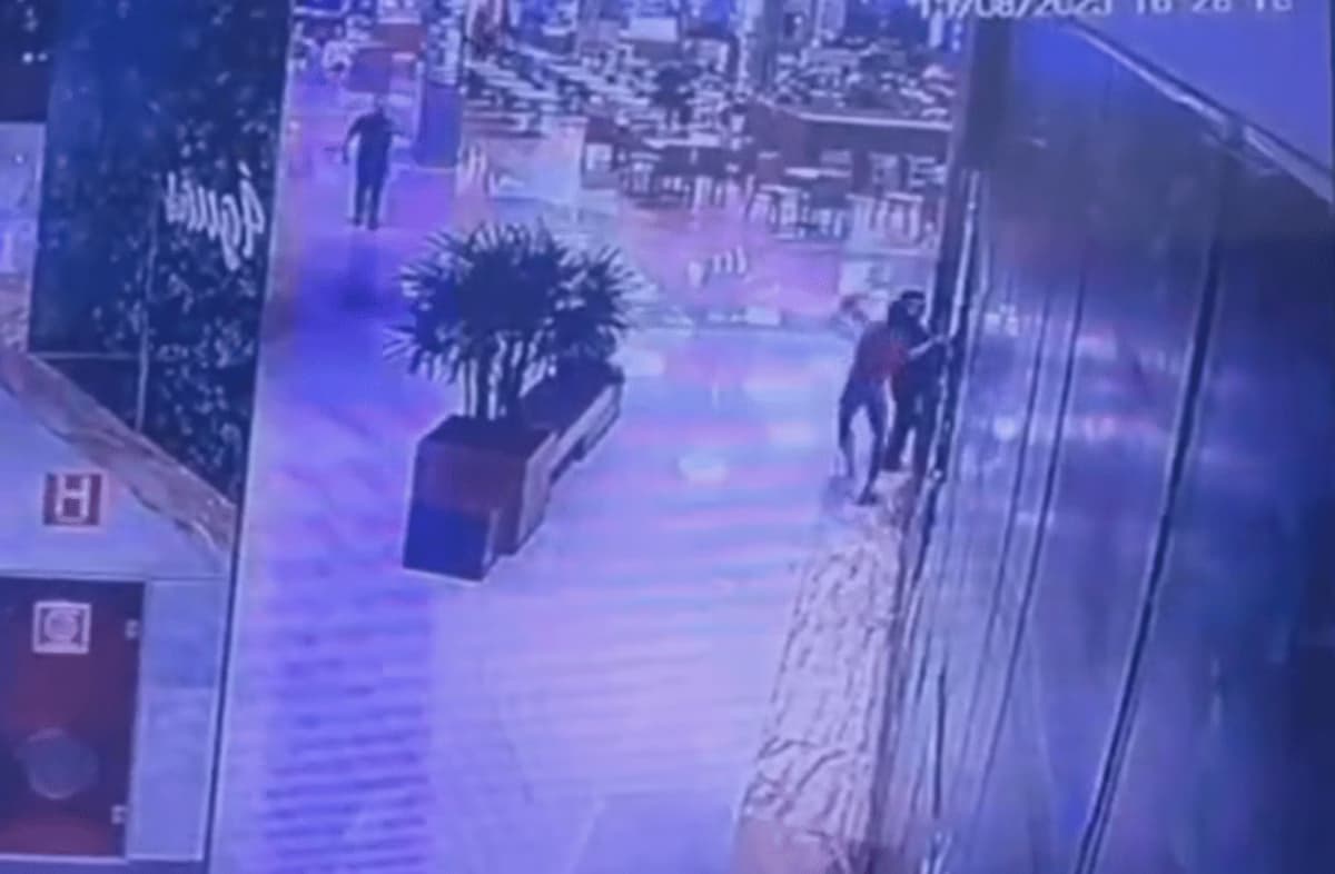VÍDEO: Homem agride mulher com socos em shopping no Distrito Federal