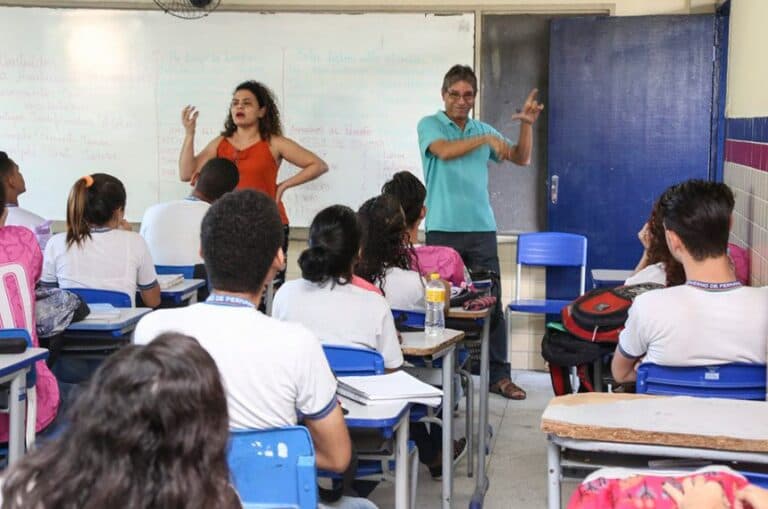 Câmara avança em projeto que inclui Libras em cursos de nível superior