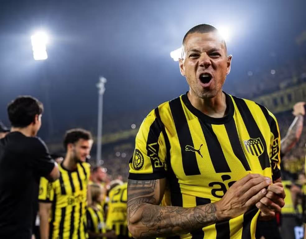 Léo Coelho deixa o Peñarol e acerta com o Amazonas