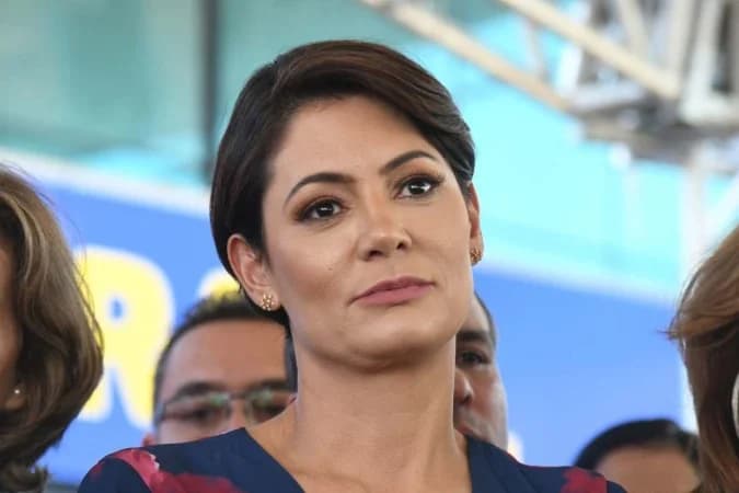 Com citação bíblica, Michelle reage à decisão de prisão domiciliar de Jair Bolsonaro