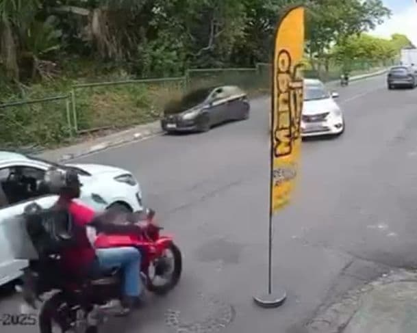 Imagens fortes: motociclista é arremessado ao colidir contra carro em acidente no Parque 10