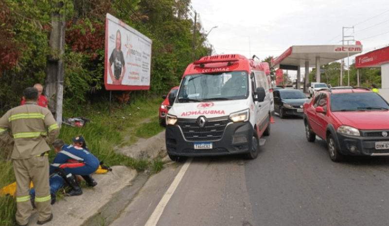Motociclista é arremessado em acidente em avenida de Manaus