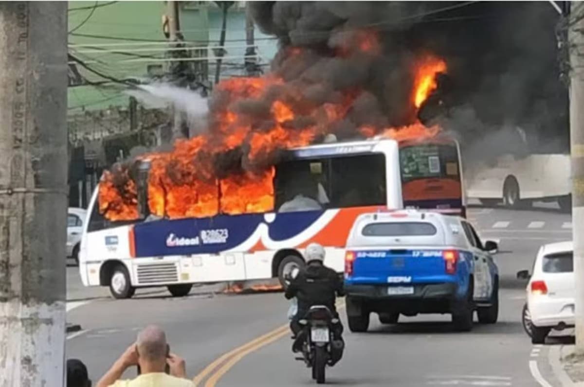 Criminosos sequestram e ateiam fogo em 12 ônibus após prisão de suspeitos, no Rio de Janeiro; veja o vídeo