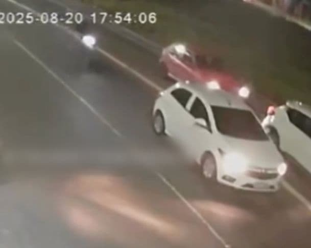 Vídeo flagra momento que motociclista é arremessado durante acidente em Manaus