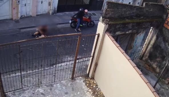VÍDEO: Homem reage a assalto e é baleado no Centro de Salvador