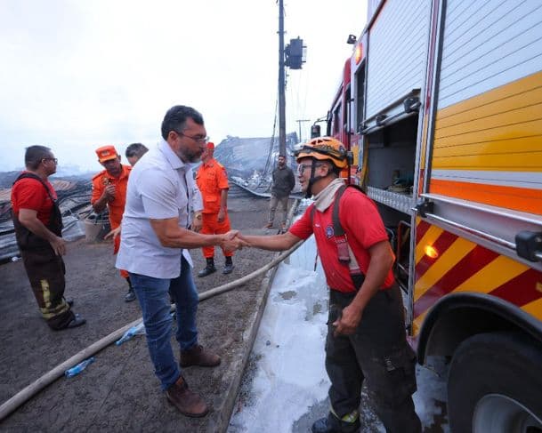 Wilson Lima acompanha trabalho dos Bombeiros no combate a incêndio em Manaus: &#8220;Bravos guerreiros&#8221;