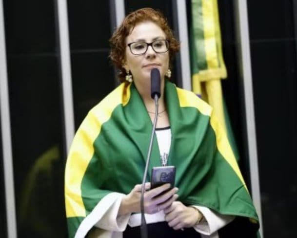 Carza Zambelli não se opõem em cumprir pena no Brasil, mas foge de &#8220;penas ideológicas&#8221; diz advogado da parlamentar