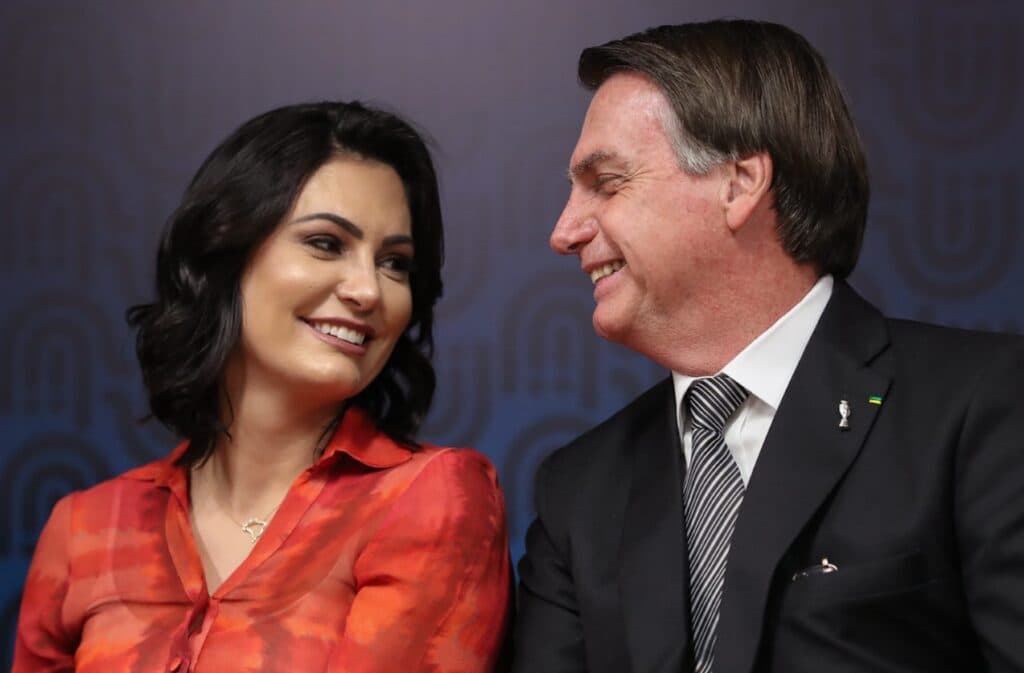 Michelle Bolsonaro admite ‘deslizes’ do marido mas ressalta: “É honesto”