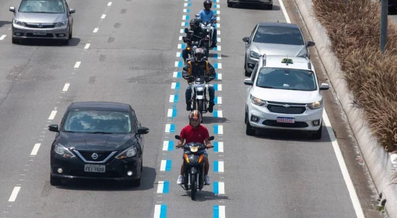 Vereador de Manaus propõe regulamentação de corredores para motos e criação de motofaixas