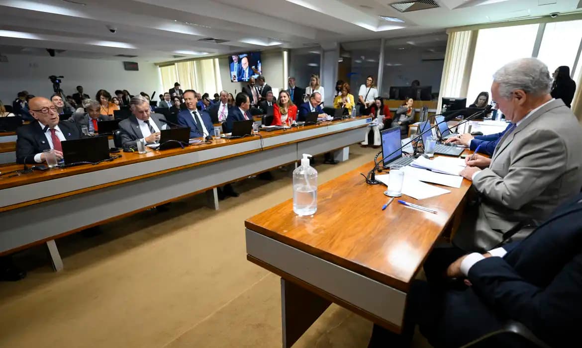 Comissão do Senado aprova projeto que isenta de IR quem ganha até R$ 5 mil