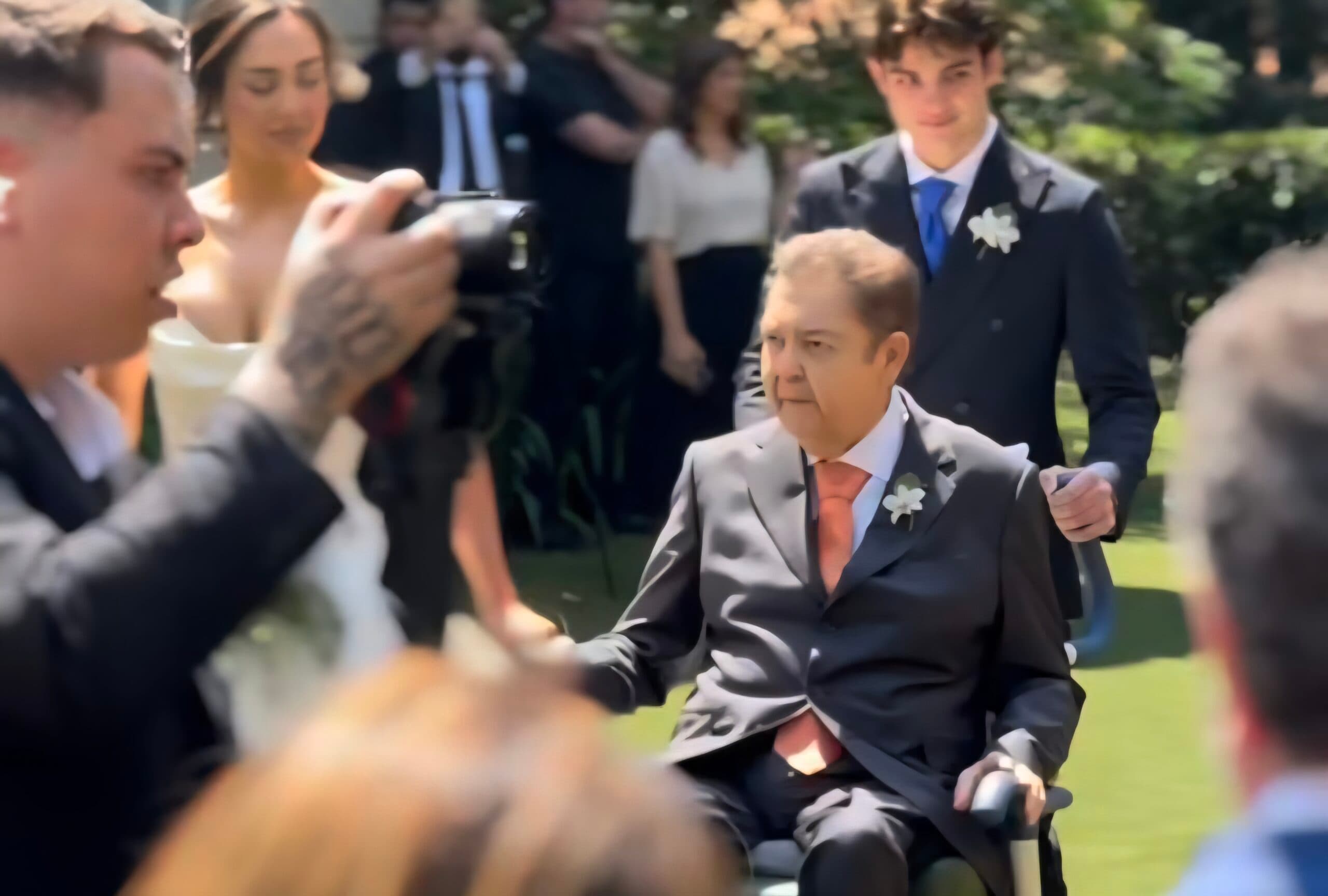 VÍDEO: Faustão leva filha ao altar em casamento intimista